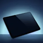 Tablet escuro inclinado diante de um fundo azul iluminado